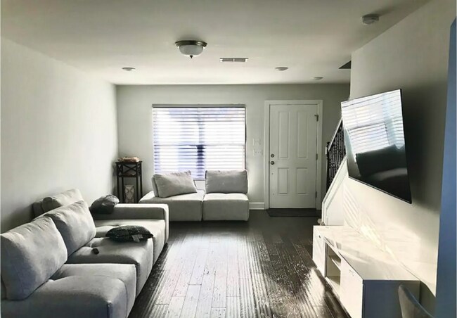 Photo - Cute 2 bd/2.5 bath w/fenced patio
