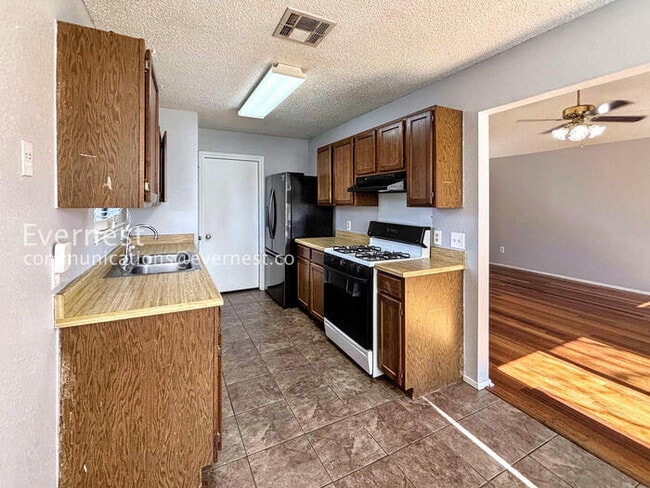 Photo - 915 Pyegrave Pl