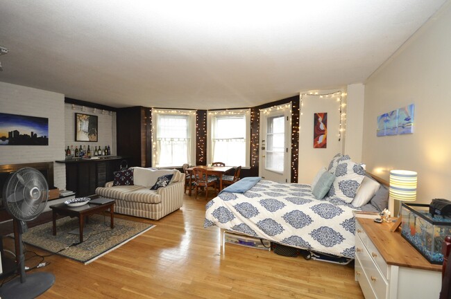 Photo - 186 Beacon St Unidad 1B Rental