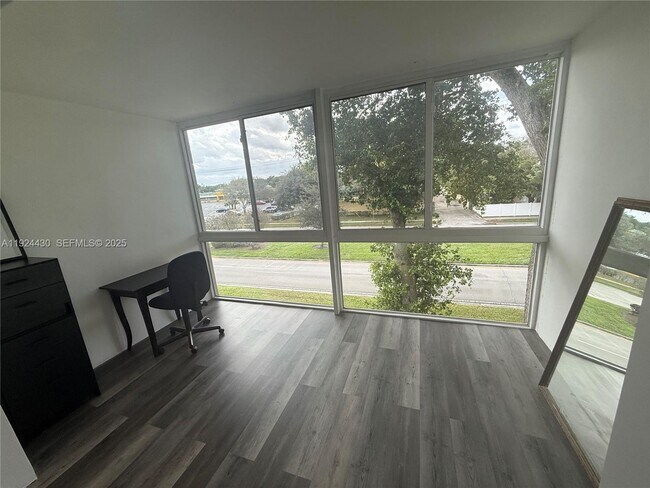 Photo - 1000 Country Club Dr Unit 309