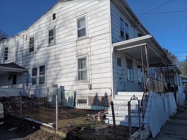 Building Photo - 308 3rd St