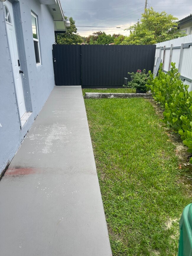 Building Photo - 7615 SW 18th St Unit Económico 2 cuartos 1 ban