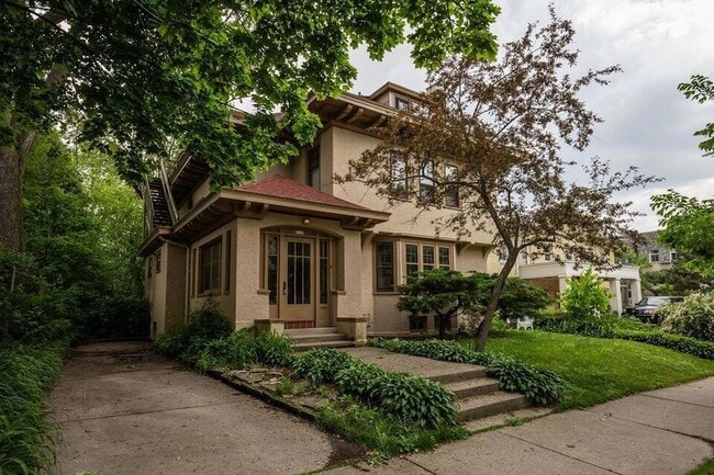 Photo - 2119 E Kenilworth Pl House
