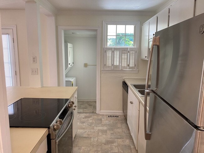 Photo - MIDTOWN LOCATION - 2bd/1ba with large yard and washer/dryer