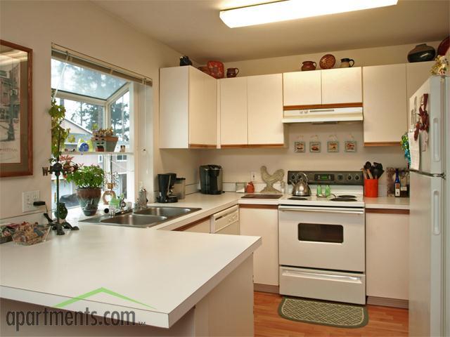 Ustairs Rambler kitchen - Noble Court Estates Apartments