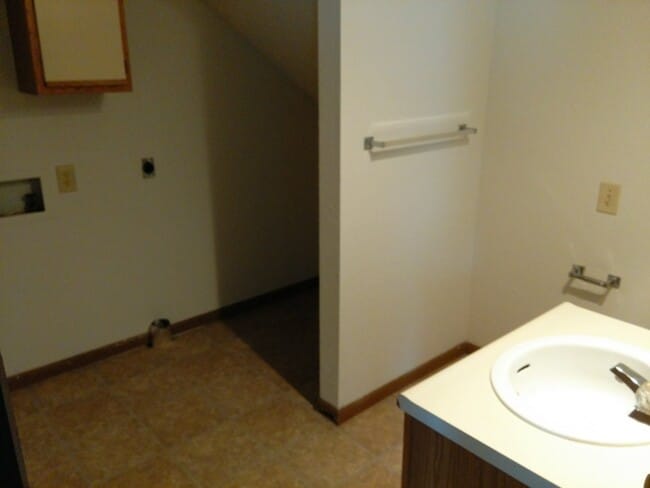 Photo - Great 2 Bed 2 Bath 1 Car Garage Split Level Duplex