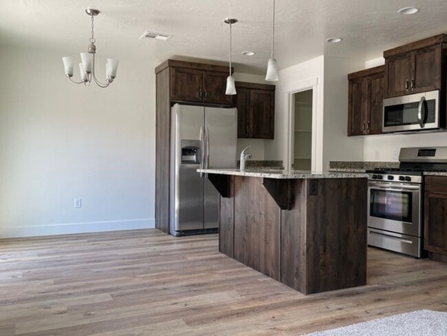 Photo - Desert Bluff 4 Bed Home!