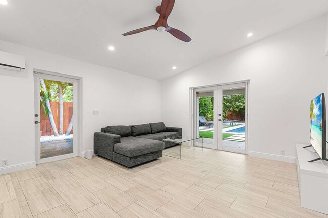 Photo - 443 NE 71st St Unidad ID1323142P