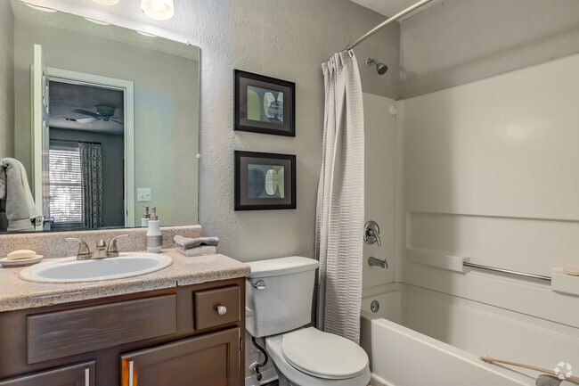 2BR, 2BA - 1050SF