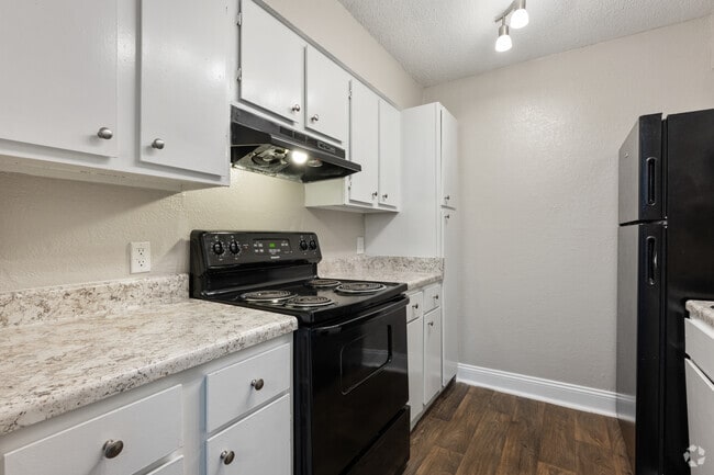 3BR, 2BA - 1420SF - Kitchen - Highpointe Apartments