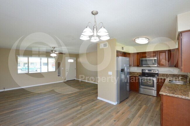 Photo - 729 E Laredo St