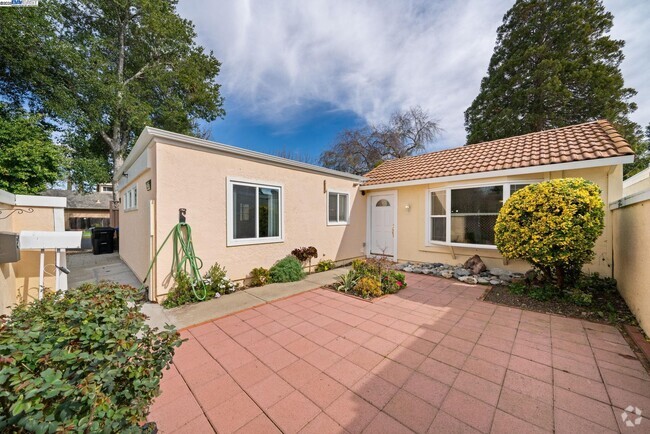 Building Photo - 2257 Goldcrest Cir Rental