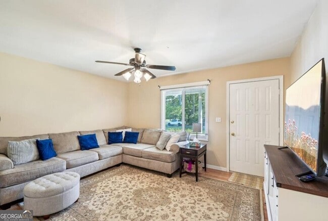 Photo - 886 Perimeter Rd