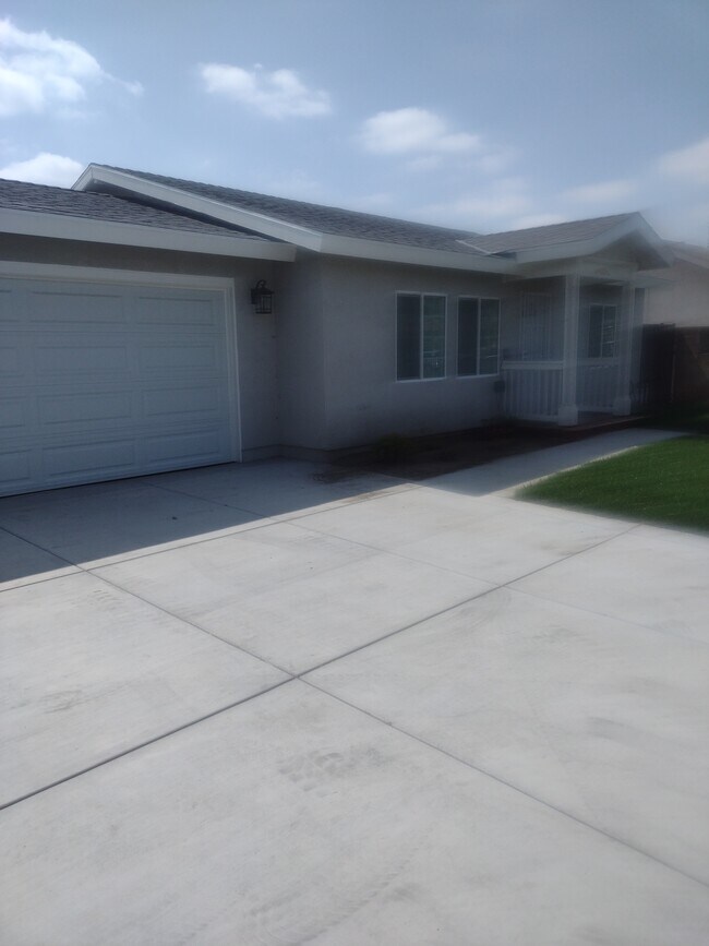 2-Car Garage - 11010 Ryerson Ave