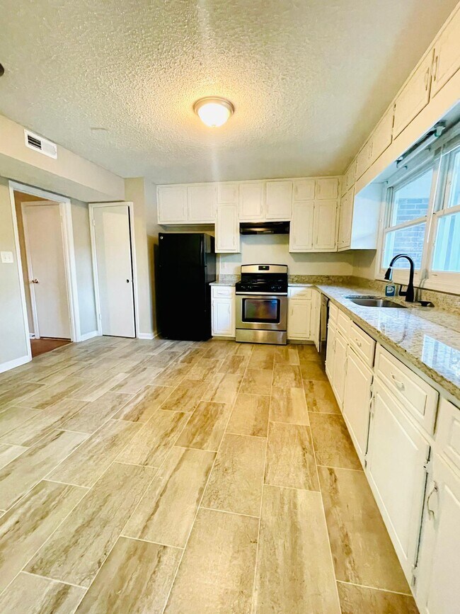 Photo - 1489 Bentley Ln SE