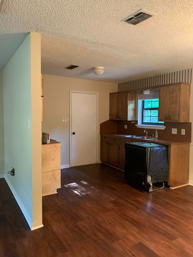 Photo - 2/1.5 Fenced yard, pet friendly, PHISD