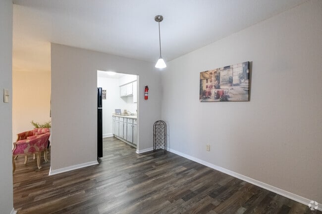 2BR, 1BA - 882SF - Dining Area