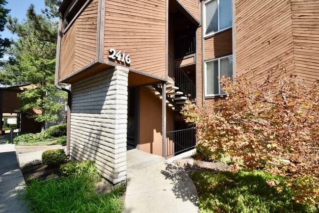 Building Photo - 2416 S Elizabeth St Unit 5