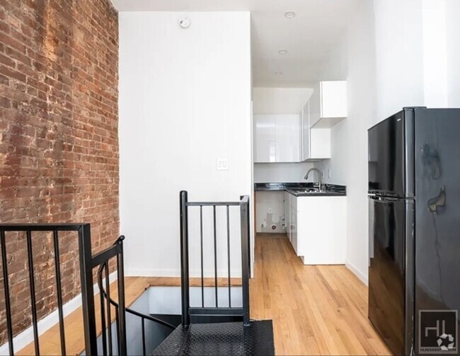 Building Photo - BEAUTIFULLY GUT RENOVATED LARGE STUDIO/ DU... Unit 1B Rental