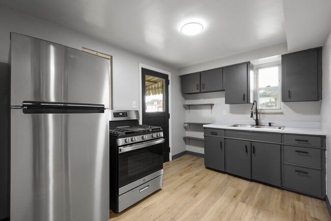 Building Photo - Stunning 3 bedroom in McKees Rocks availab...