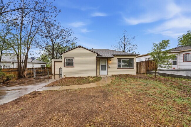 Photo - $1,695.95 - 2 Bed, 1 Bath Home in Denver with Spacious Fenced in Yard!
