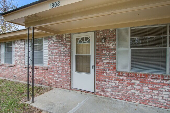 Photo - 1908 Swift Ave