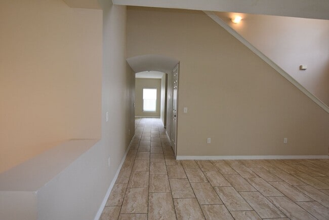 Photo - 527 Bristol Cir