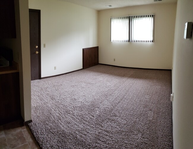 1 Bedroom Living Room Garden View