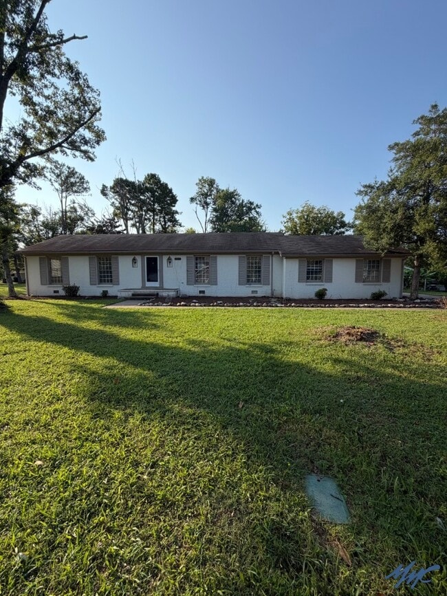 Building Photo - 1600 Parklawn Dr