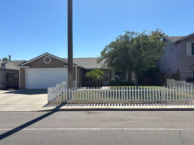 Building Photo - Cute, Well Maintained 3 Bedroom Home