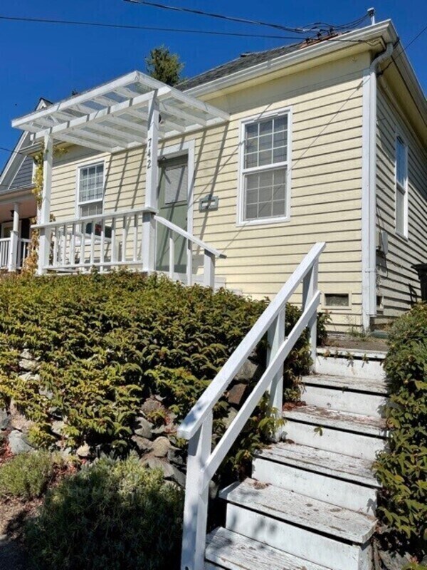 Photo - 742 N 71st St