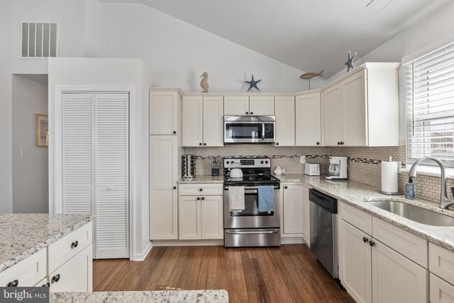 Photo - 1527 Bay Ave