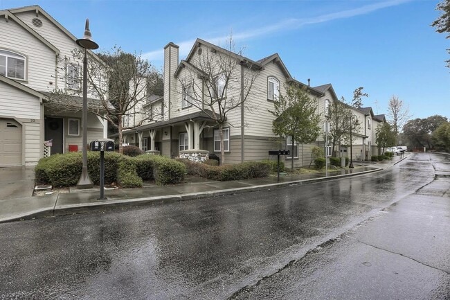 Building Photo - 18 Flora Ln