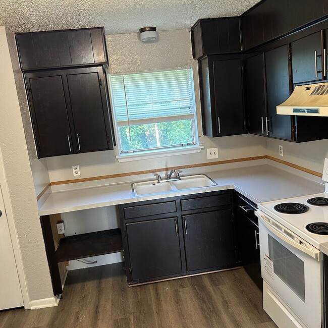 Building Photo - 2/1 Apartment Close to Elementary School Unit #D