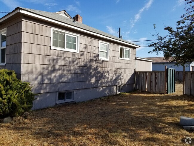 Building Photo - House with Full Basement