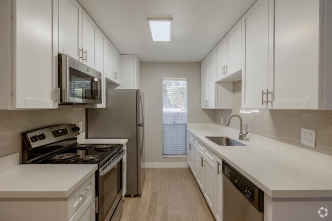 1BR, 1BA - 613SF - Kitchen