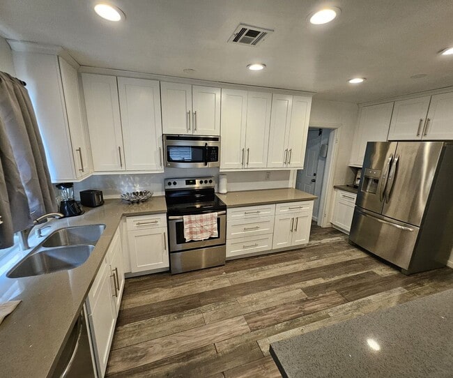 Building Photo - Charming 3-Bedroom Home in the Heart of La...