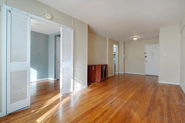 Photo - 1580 E 18th St