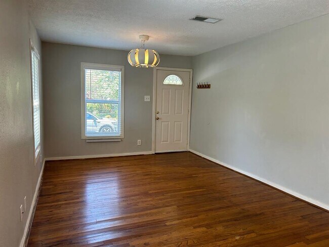 Photo - 720 Woodland St