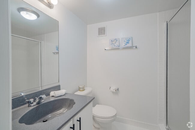 2BR, 2BA - 1,000SF