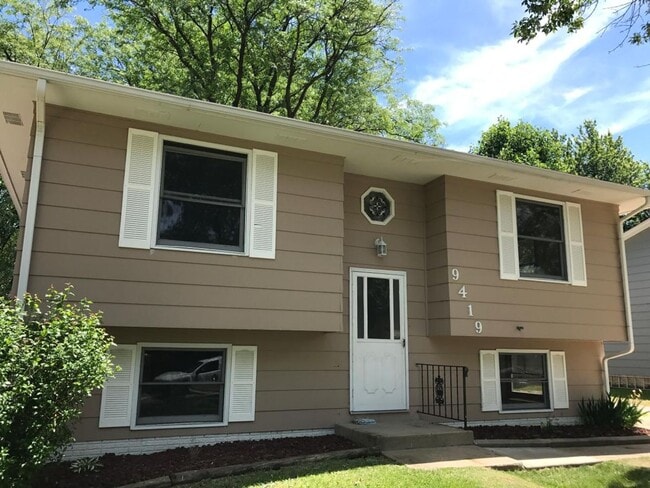 Building Photo - Great Location in West Rock Island!