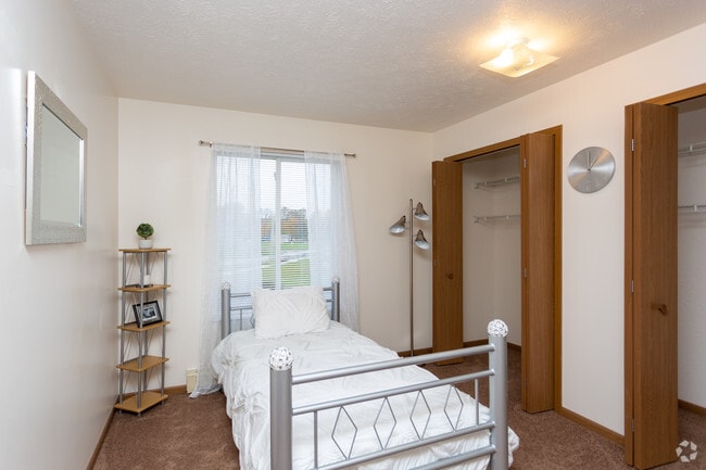 2BR, 1BA - 960 SF