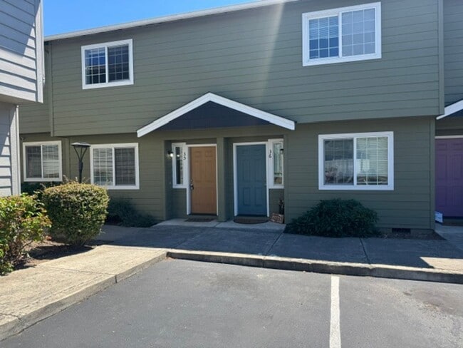 Building Photo - TOWNHOMES OF OAK COURT!!  REMODELED 2 BEDROOM