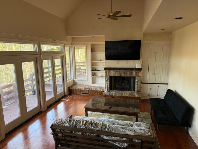 Photo - 833 Williamsburg Dr