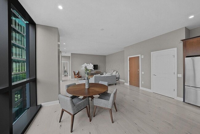 Photo - 250 W Spring St Unit 413