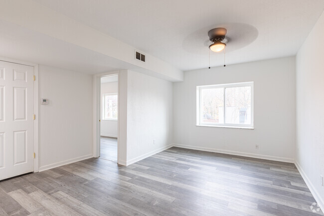 2BR, 2BA - 900SF - 320 Grafton Ave Apartments