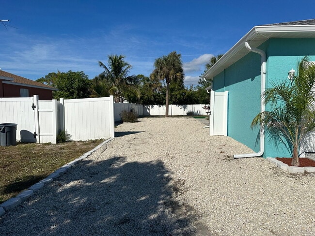 Photo - "3-Bed home with Granite Touch’s in Port Charlotte!"