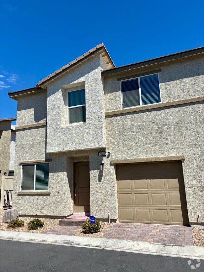 Building Photo - 2 Bedroom 2 Bathroom Townhome in Gated Com...