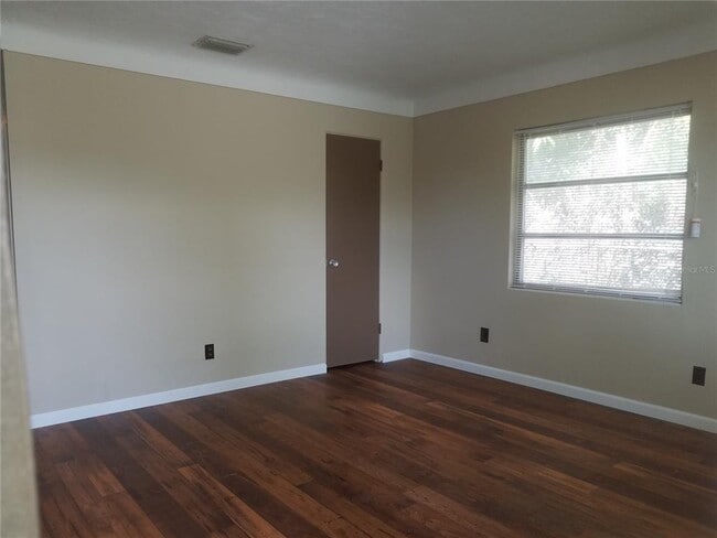 Photo - 5853 Pine St