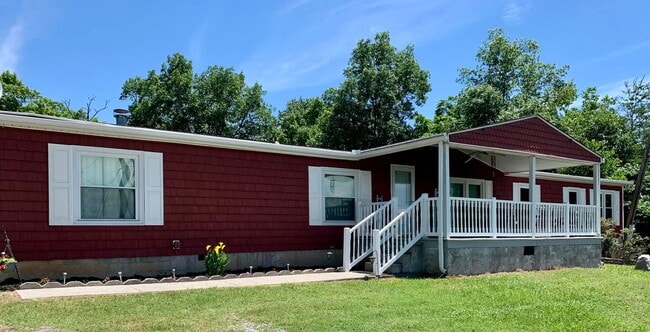 Building Photo - Welcome to this  4-bedroom, 2-bathroom home located in the picturesque Sevierville, TN.